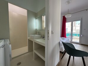 Shower, towels, soap, toilet paper - 6th Floor Skyline Suite with Spectacular View (Athina)