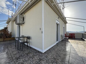 Outdoor dining - 6th Floor Skyline Suite with Spectacular View (Athina)