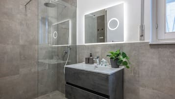 Doccia, asciugacapelli, bidet, asciugamani