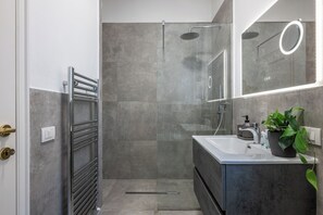 Regadera, secadora de cabello, bidet, toallas 