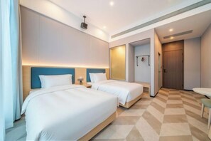 A hotel room with two beds, a desk, and a mirror. - U-FREE Hotel (Jiading Jialuo Road) (Shanghai)