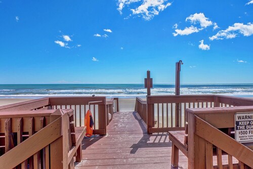 Beachfront Condo | Pool, Elevator, Park, Deck + Ocean & Sound Views