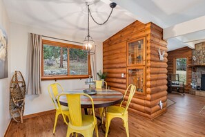 Dining - Lazy Elk Retreat: A Cozy Cabin (Estes Park)
