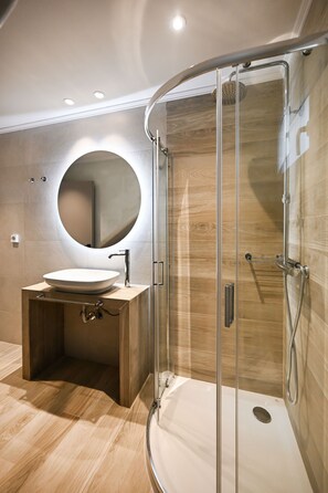 Secador de pelo y toallas