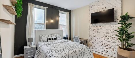 Työpöytä, internet, vuodevaatteet