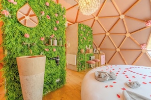 Dome Fiore | Cortinas blackout, tabla de planchar con plancha y wifi gratis 