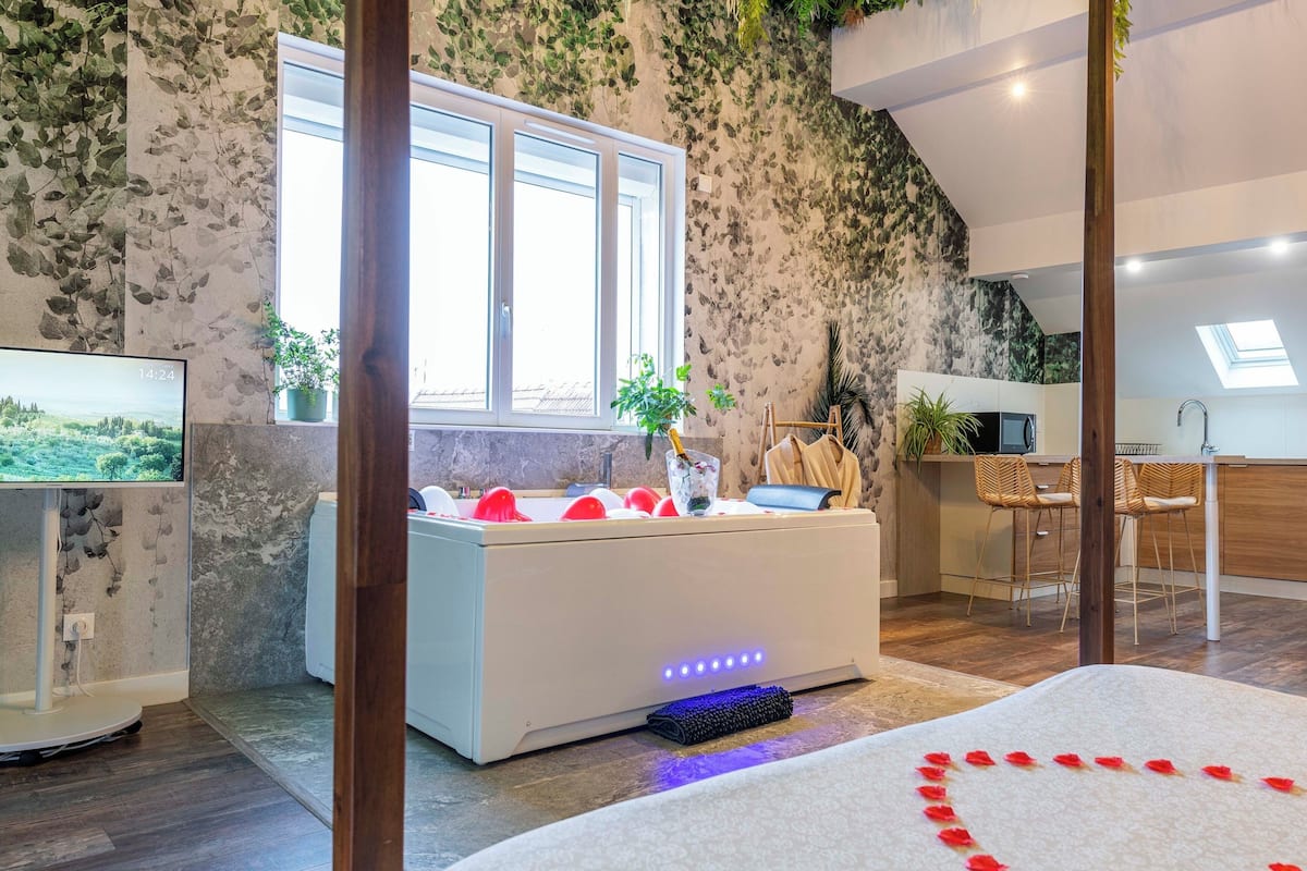 Suite Jungle | Blackout drapes, iron/ironing board, free WiFi