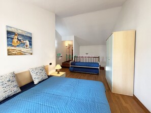 1 bedroom, free WiFi - TWO-ROOM APARTMENT SLEEPS 5 IN THE CENTRAL AREA-Rif. Palme2 (San Vincenzo)