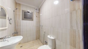 Separate bathtub and shower, towels, soap, shampoo - Reef Almadinah Serviced Apartments (Madinah)