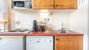 Réfrigérateur, micro-ondes, lave-vaisselle, cafetière/bouilloire