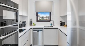 Refrigerador, microondas, horno, placa de cocina