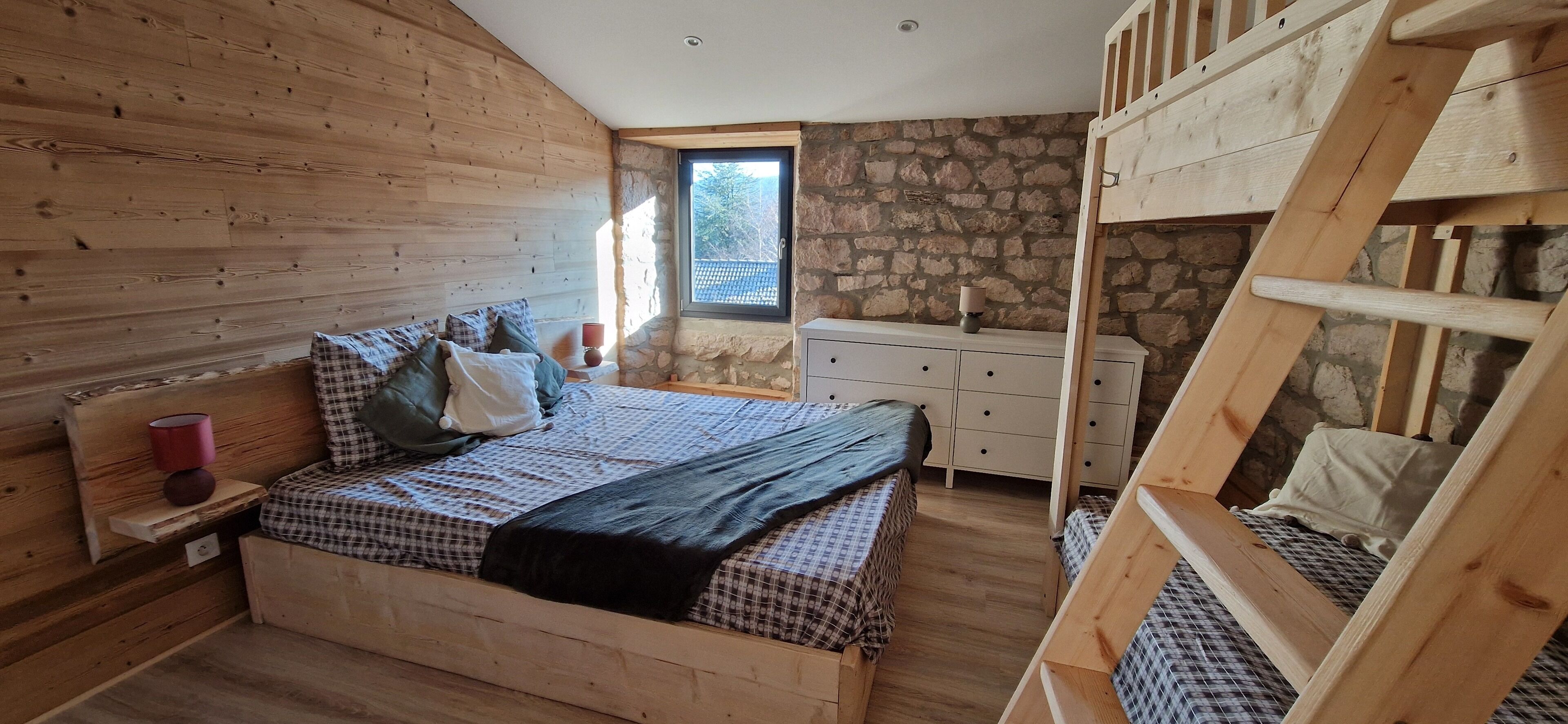 8 bedrooms, iron/ironing board, WiFi