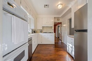 Refrigerador, horno, lavavajillas y utensilios de cocina 