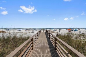 On the beach - Ocean View Condo with Pools and Lazy River (Gulf Shores)