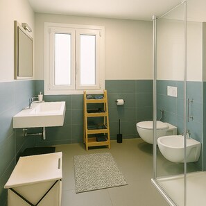Douche, sèche-cheveux, bidet, serviettes fournies
