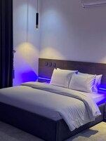 Quarto luxo, sacada, vista para a cidade | Escrivaninha, espaço de trabalho para notebook, cortinas blackout