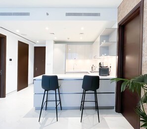 Mikroaaltouuni, liesi, astianpesukone, kahvin-/teenkeitin