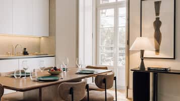 Classic Studio, City View | In-room dining