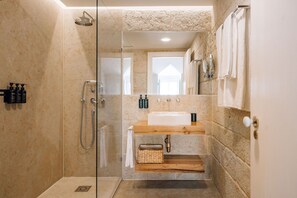 Shower, towels, soap, shampoo - Ando Living Corpo Santo House (Lisbon)