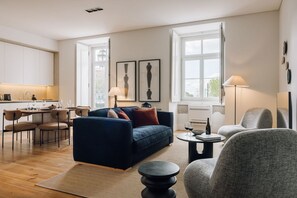 Estudio clásico, vista a la ciudad | Área de sala de estar
