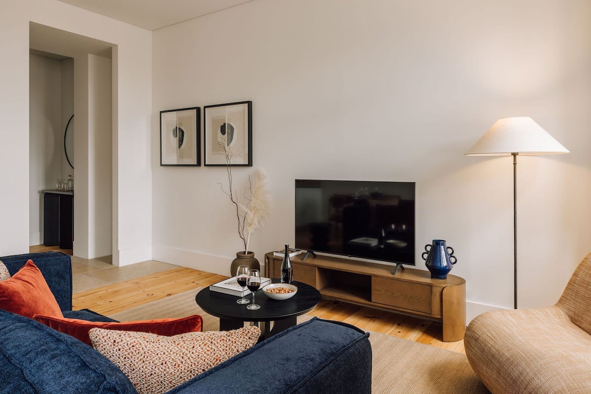 Basic Apartment, City View | Living area