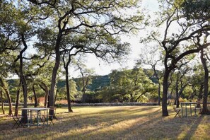 Outdoor dining - Cottage #2 with onsite Saltwater Pool and Cafe (Austin)