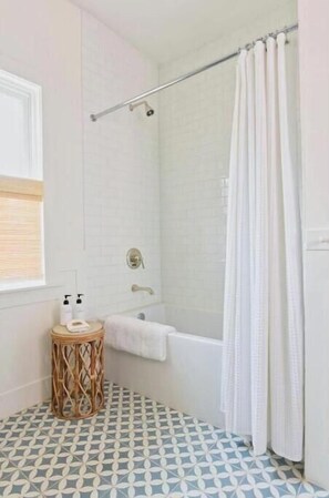 Bathroom - Cottage #2 with onsite Saltwater Pool and Cafe (Austin)