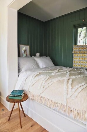 2 bedrooms, WiFi, bed sheets - Cottage #5 with onsite Saltwater Pool and Cafe (Austin)