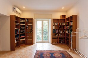 Interior - Vico Santa Maria del Pozzo 9 (Naples)