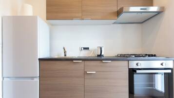 Frigorifero, forno, piano cottura, pentole/stoviglie/utensili