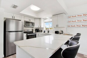 Een koelkast, een microgolfoven, een oven, een kookplaat