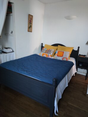 3 bedrooms, iron/ironing board, bed sheets