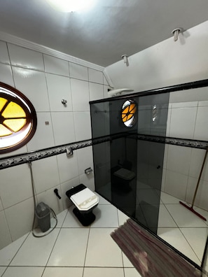 Shower, hair dryer, towels, toilet paper - Pousada Castelo da Villa (Foz do Iguacu)