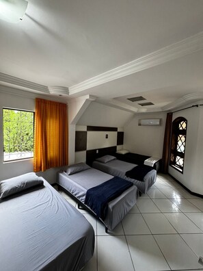 Quarto quádruplo básico | Ferros/tábuas de passar roupa, Wi-Fi de cortesia