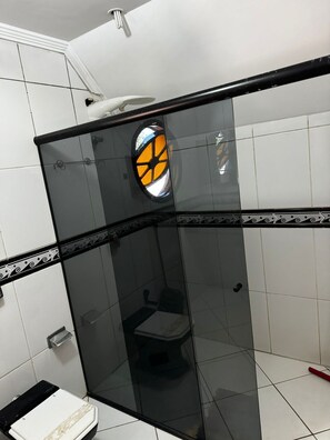 Shower, hair dryer, towels, toilet paper - Pousada Castelo da Villa (Foz do Iguacu)