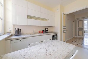 Fridge, microwave, oven, dishwasher - Timeless Elegance in Paris (Paris)