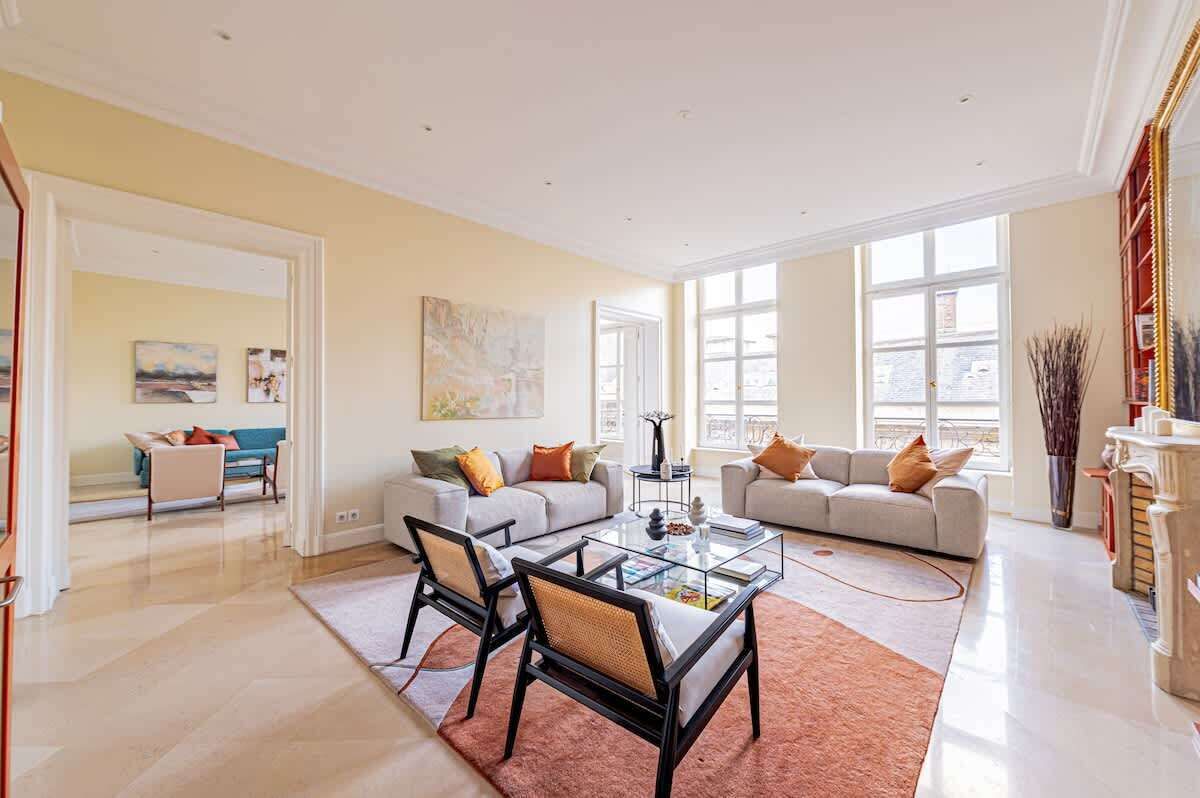 TV, peis, videospill og kontorer