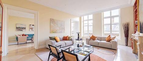 TV, peis, videospill og kontorer