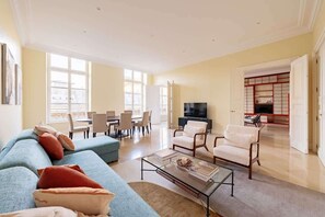 Fernseher, Kamin, Videospiele, Arbeitsbereiche