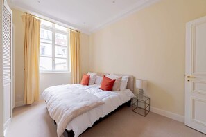 3 bedrooms, iron/ironing board, WiFi, bed sheets - Timeless Elegance in Paris (Paris)