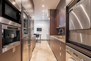 Fridge, microwave, oven, dishwasher - Parisian Elegance 3-Beds near Champs Elysées (Paris)