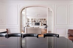 Interior - Parisian Elegance 3-Beds near Champs Elysées (Paris)
