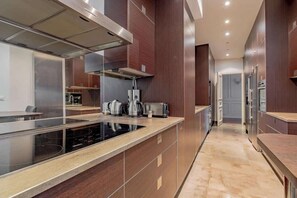 Frigorífico, microondas, horno y lavavajillas