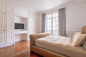 3 bedrooms, iron/ironing board, travel cot, WiFi - Parisian Elegance 3-Beds near Champs Elysées (Paris)