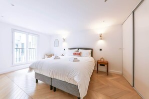 2 habitaciones, tabla de planchar con plancha, cuna de viaje y wifi