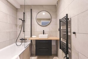 Douche, sèche-cheveux, serviettes fournies