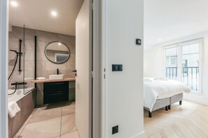 2 bedrooms, iron/ironing board, travel cot, WiFi