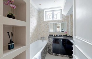 Regadera, secadora de cabello, toallas 