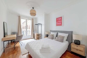 2 habitaciones, tabla de planchar con plancha, cuna de viaje y wifi 