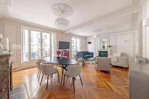 Televisión y oficina 